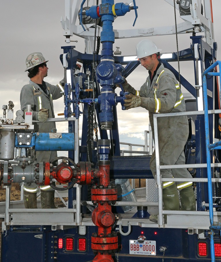 Silverline Swabbing Workers setting up oil rig